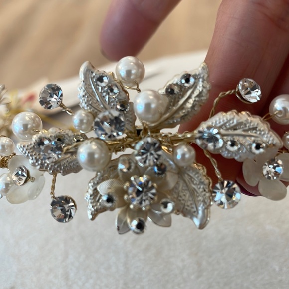 Gold headpiece. Beautiful floral and leaf detail with pearls and crystals. - Picture 3 of 4
